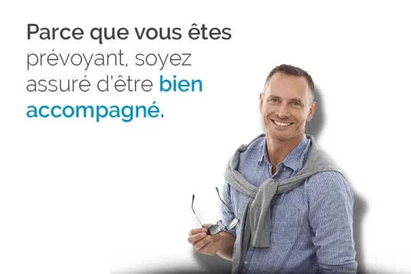 Homme souriant lunettes à la main à côté du texte Parce que vous êtes prévoyant, soyez assuré d'être bien accompagné.