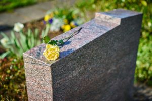 rose sur pierre tombale