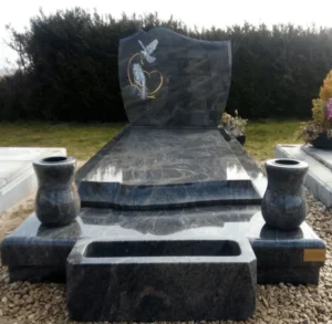 Monument funéraire complet en granit foncé avec gravure de colombe